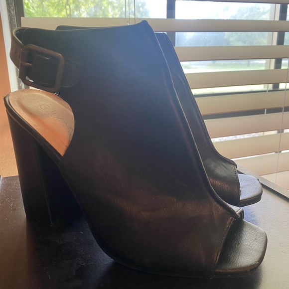 Vivid Diva, Black leather heels, Women’s size 7.5 - Picture 4 of 7